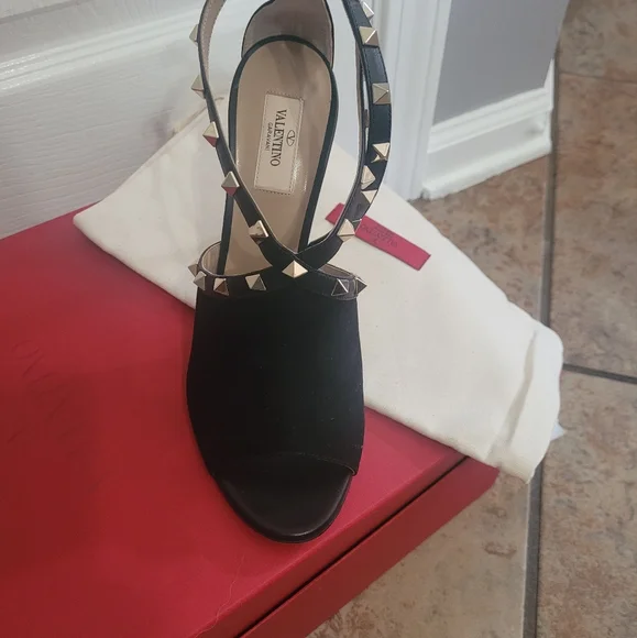 authentic valentino black rock stud heels - Picture 3 of 5